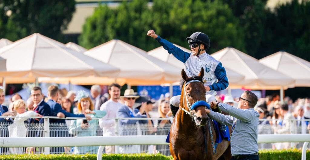 Dżokej świętujący wygraną.